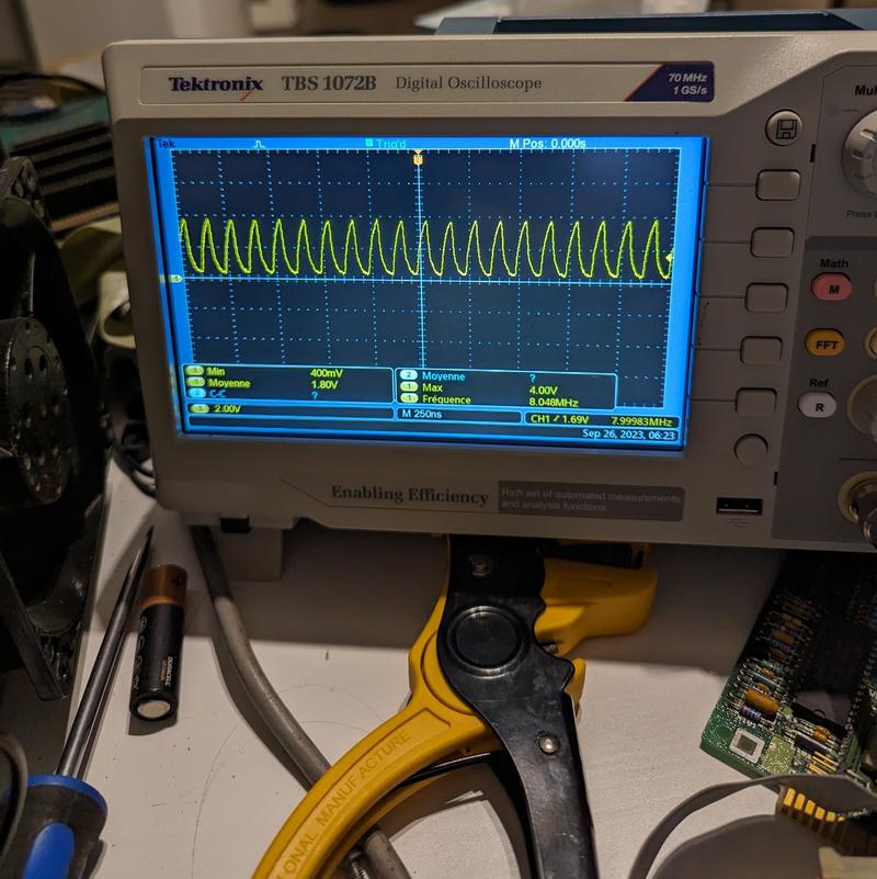Photo of a digital oscilloscope "Tektronix TBS1072B 70MHz 1 GS/s" showing a capacitor-like 8 MHz wave.
